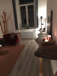 Praxisraum für Therapie in Verden mit Sofa, Teppich, kleinem Beistelltisch und dekorativen Elementen
