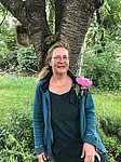 Gina Maier steht vor einem Baum.