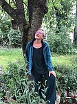 Gina Maier steht vor einem Baum.