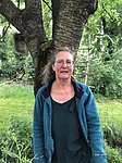 Gina Maier steht vor einem Baum.