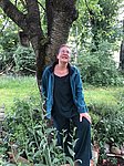Gina Maier steht vor einem Baum.